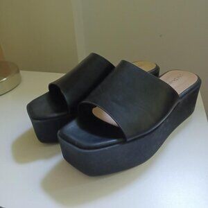 Women's black footwear